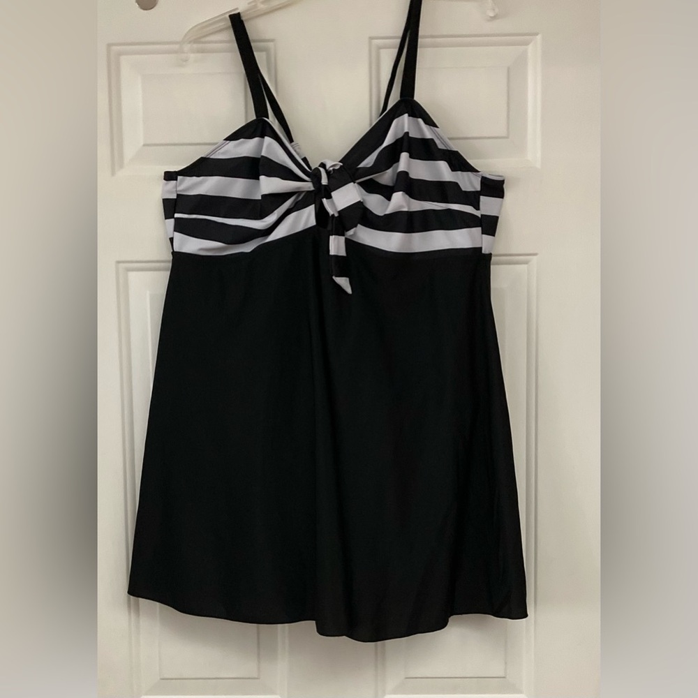 🌊☀️🩱☀️🌊Black and White Striped One-Piece Women's Skirted Bathing Suit
